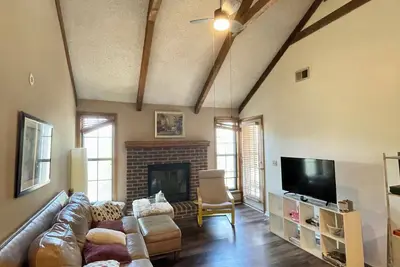 Image de Cozy 2-bedroom condo overlooking pool area in lovely Shawnee