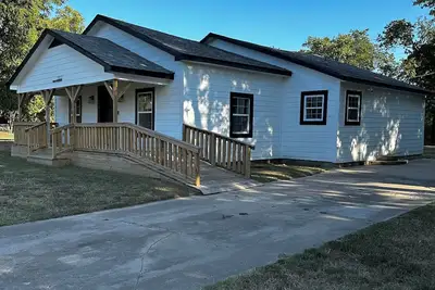 Image de Newly renovated 3-bedroom house, minutes away from Hardy Murphy Coliseum & Lake
