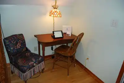 Image de The Lakefront House is nestled on a private, family-friendly lane.