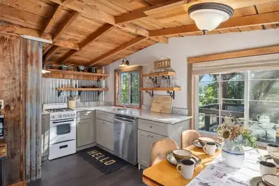 Image de Bella Luna: Ruidoso Midtown Cabin w/ Hot Tub