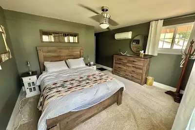 Image de Steps from Main Street and 10-15 minute walk to the roundup grounds.