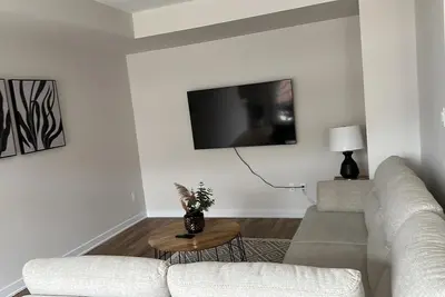Image de Luxurious 2 bedroom house. Close to amenities, airport, downtown and Ey centre. \n\n