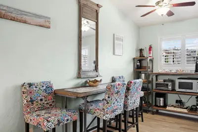 Image de Close to Downtown! Long Term Available!