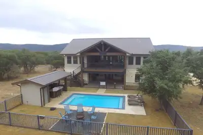 Image de Spacious 5-bedroom house with a private pool on the golf course.