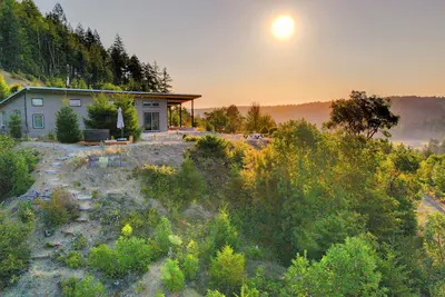 Image de Gorgeous 3 bedroom water view home in the hood canal