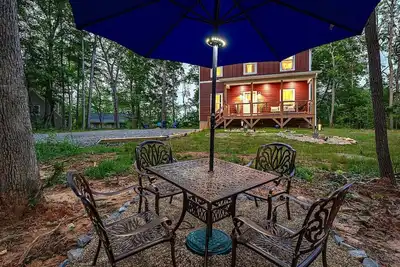 Image de Whimsical Garden Escape -Fire Pits, Art & Nature Near Asheville