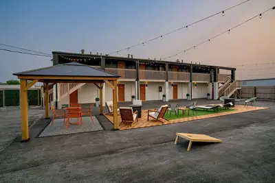 Image de Modern 3-bedroom detached space w/ WiFi, kitchen, full-size fridge, living room