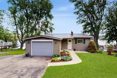 Image de Lakefront house with private dock + near restaurants with live music