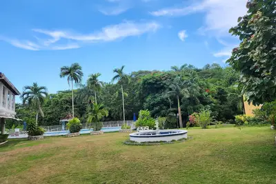 Image de Green Creek Oasis 5-bed, sleep 12, Villa with Ac, WiFi, Pool and Beach\n