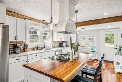 Image de Modern Farmhouse w/ Hot Tub, Close to Snp