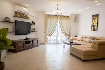 Image de KimRay Boutique Apartment! Jacuzzi Tub - Bbq Terrace