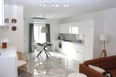 Image de Stylish 2br/2ba Apt in Central Gzira, Steps from Ferry & The Strand.