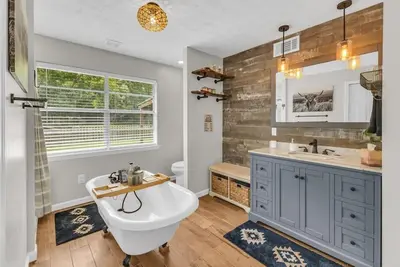 Image de This house is a 4 bedroom(s), 3 bathrooms, located in Bloomingdale, Ga.