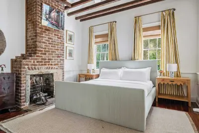 Image de King St. Getaway - Renovated 6 Bedroom Downtown!