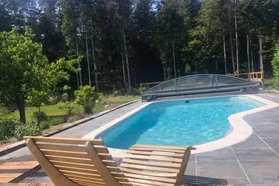 Image de Gîte paisible avec piscine, terrasse et Wifi en pleine forêt pour 4 pers