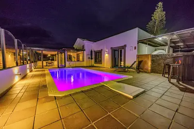 Image de Superbe villa avec grand jardin et piscine chauffée au sel