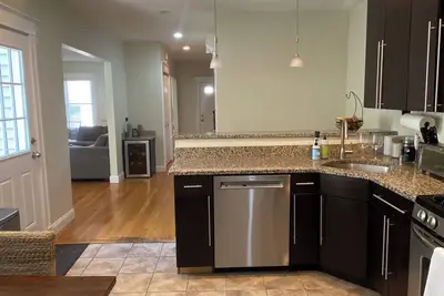 Image de 3-bedroom house w\/ fenced patio, gas fireplace & central air in South Boston