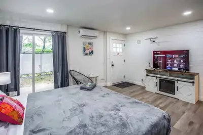 Newly Renovated Bright Studio