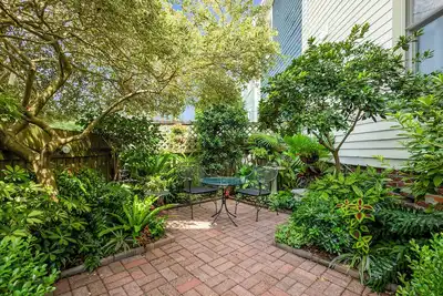 Image de Sanctuary on Gaston w\/ Lush Courtyard + Private Parking by Lucky Savannah