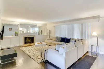 Image de Centrally Located Omaha Home w/ Spacious Yard!
