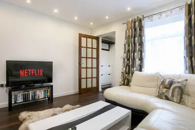 Charming Home - Free Parking - Private Garden| Pass the Keys