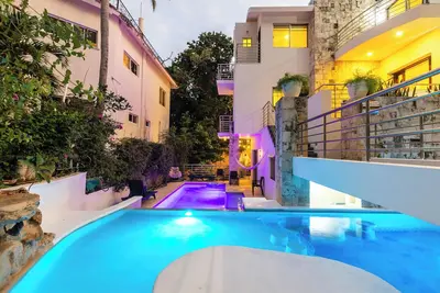 5 bedroom luxury villa in Playacar. 2 minutes from the beach, Heated pool