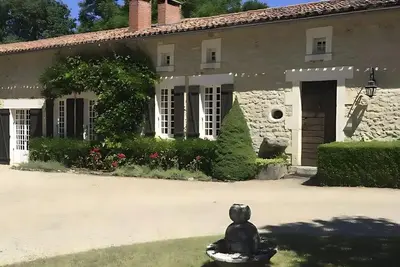 Image de Stylish rural home with pool sleeps 14 guests