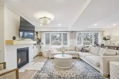 Image de Luxe Wasaga Chalet — Family Retreat near Blue Mountain Slopes