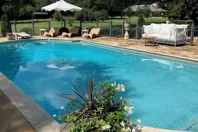 Image de New Horse District  Barn Apartment in 6 acre gated Winter Colony Estate w/Pool. \n