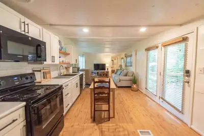 Image de Tranquil Cottage w/ Soaking Tub & Oversized Shower