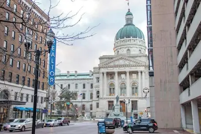 Downtown Indy Apt Skywalk Free Parking\n\n