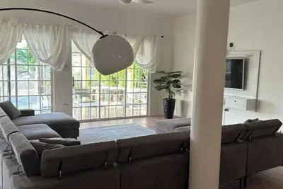 Image de \"Eagles Nest Villa 4 Bdrm House\" Ac & Tv All rooms\n\n