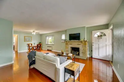 Image de Beautifully Furnished Two-Bedroom Unit, Loaded With Appliances And Parking