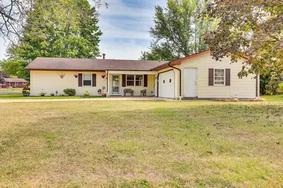 Image de Peaceful Home Near Youngstown: Fenced Backyard!