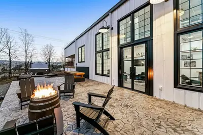 Image de A showpiece, modern, lake-view marvel w/ Hot Tub, Chef's Kitchen