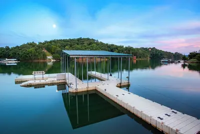 Image de Lakefront Year Round Dock Hot Tub Game Room