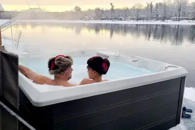 Image de Waterfront Cottage with Salt Water Hot Tub! Directly on the Trent-Severn.