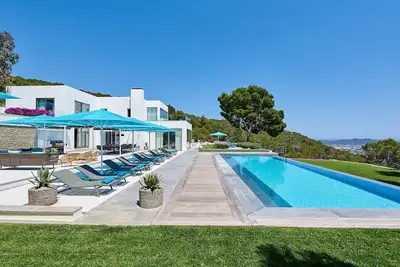 Image de Exquisite Ibiza Villa | Villa Moody | 6 Bedrooms | Spacious Furnished Sun Terrace | Private Outdoor Infinity Pool | Bbq Facilities | Shaded Outdoor Dining Area | Private Garden | Fitness Room | Sant Josep de sa Talaia