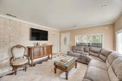 Image de Burbank Home w/ Yard, Walk to Downtown Shops!