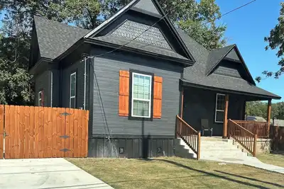 The Mustard Seed Cottage-Charming 3-Br Craftsman conveniently located downtown!