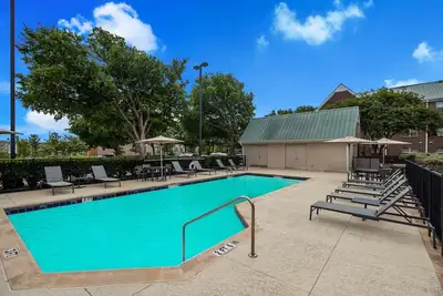 Ideal Location! Onsite Pool, Free Breakfast, Free Parking, Kitchen