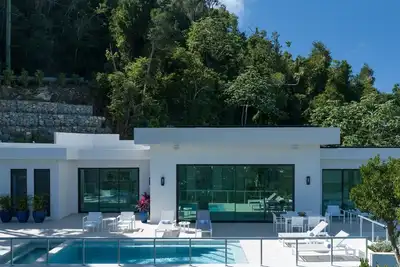 Image de Modern eco-luxury villa with epic views