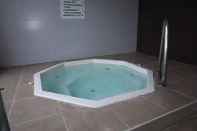 Image de Lujosa Suite Privada: Cama King y Piscina en Lugar Céntrico y Seguro