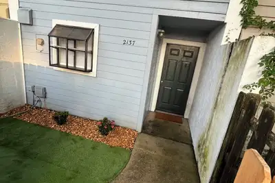 Image de Charming 2-bedroom townhome with Ac, WiFi close to Uf