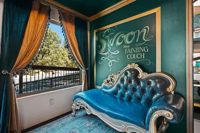 Image de The Parlour House at the Fainting Couch