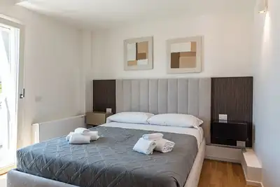 Image de Luxury Home: Elegant Waterfront Apartment in Bari