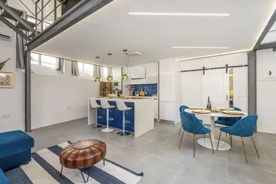 Image de Elegant Loft with Historic Charm and Terrace