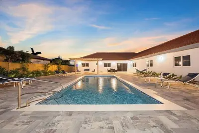 Image de Cozy Aruba Getaway | Poolside Bliss Near Palm Beach