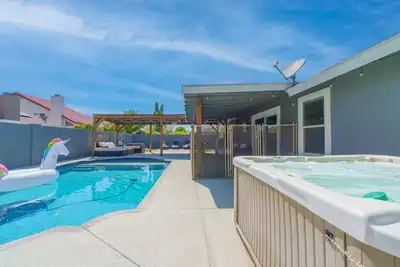 Image de New! King Beds! Pool, Hot Tub, Outdoor Fireplace