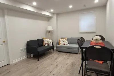 Image de 2-Br Unit with en-suite Baths, Private Kitchen & Living Rm near Seneca